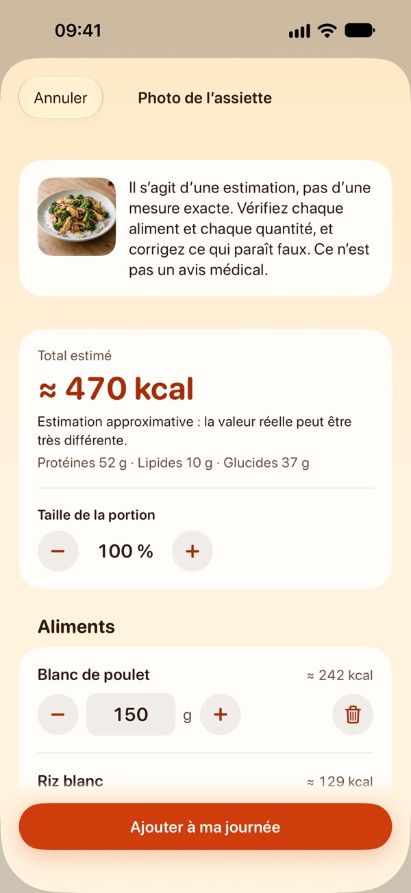 Résultat de la photo de l’assiette : le total estimé est d’environ 470 kcal, avec la mention qu’il s’agit d’une estimation approximative, puis les protéines, les lipides et les glucides. Dessous, les aliments reconnus : blanc de poulet 150 g et riz blanc 100 g, chacun avec sa quantité à corriger, et le bouton « Ajouter à ma journée ».